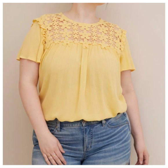 torrid Tops - Torrid Crinkle Gauze Daisy Crochet Trim Top Size 4X Yellow Floral Flutter Sleeve